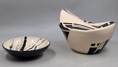 un bol noir et blanc et un autre bol noir et blanc posés sur une table