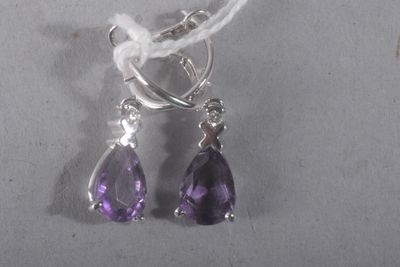une paire de boucles d'oreilles en améthorate et topaze blanche sur fond blanc