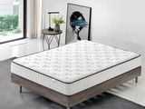 un gros plan d'un matelas posé sur une plateforme en bois dans une pièce