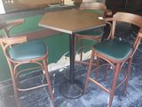 une table avec quatre chaises et un bol posé dessus