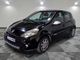 la photo d'une petite voiture noire garée dans un garage