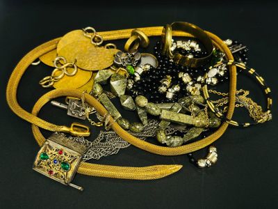 un tas de bijoux posé sur une surface noire
