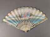 un ventilateur avec un tableau accroché au mur