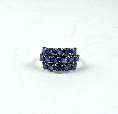 une image représentant une bague ornée de pierres bleues