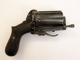 un vieux fusil sur une surface blanche avec un fond blanc