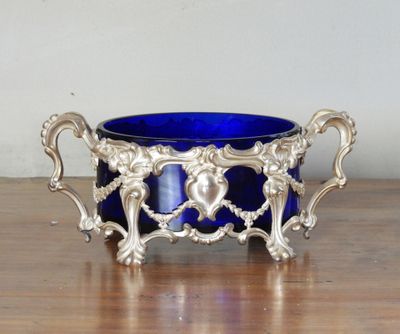 un saladier en verre bleu posé sur une table en bois