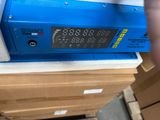 une boîte bleue surmontée d'une horloge numérique