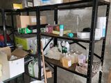une pièce avec beaucoup de boîtes et de cartons sur les étagères