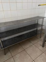 Une étagère en inox trois niveaux.
