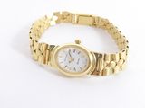 une photo d'une montre-bracelet pour femme montée sur un bracelet en or