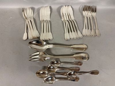 de nombreuses fourchettes et cuillères disposées sur la table