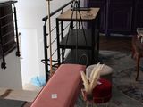 un banc rouge au milieu d'un salon