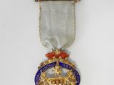 gros plan d'une médaille sur une surface blanche