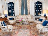un salon avec beaucoup de meubles et un tapis