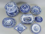un assortiment de plats et de vaisselle en porcelaine bleue et blanche