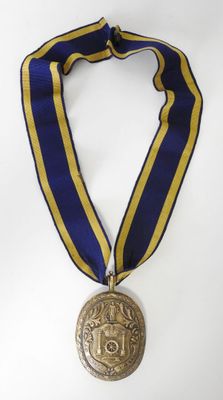 médaille d'or avec un ruban bleu et jaune sur fond blanc
