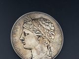 gros plan d'une pièce de monnaie sur une surface noire