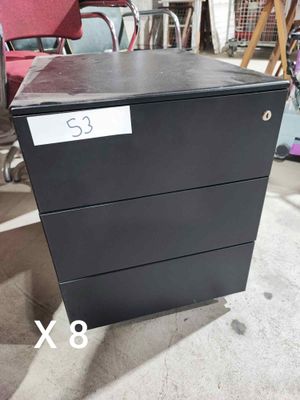 un classeur noir posé à même le sol
