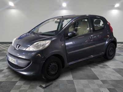 la photo d'une petite voiture grise garée dans un garage