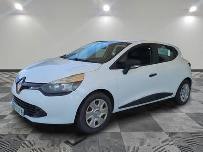 la voiture blanche est garée sur un carrelage à carreaux