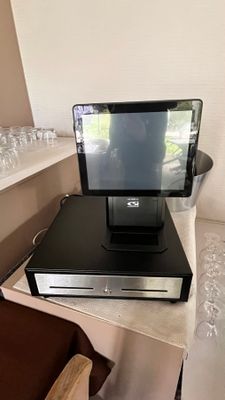un ordinateur portable posé sur un lecteur DVD