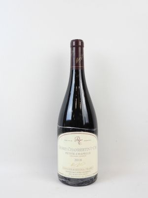 une bouteille de vin posée sur une table