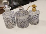trois bouteilles en verre ornées de motifs bleus et blancs