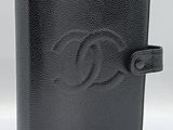 un carnet en cuir noir avec un logo représentant un éléphant sur la couverture