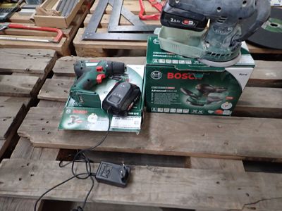 une caisse à outils posée sur une palette en bois