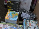 de nombreuses caisses de jouets et de jeux pour enfants sur une palette