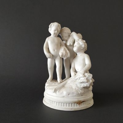 Dans le goût de Sèvres Groupe aux garçons aux blés, sur base…
