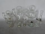 un grand nombre de vases en verre posés sur une table