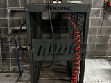 une machine posée sur une table dans une pièce