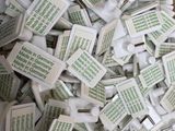 une boîte remplie de brosses à dents blanches et vertes et de dentifrice