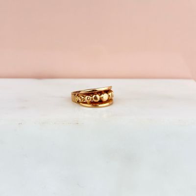 une bague en or posée sur un comptoir en marbre