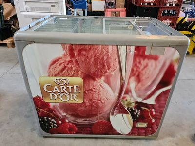 une photo d'un chariot sur lequel sont disposées des glaces et des fruits rouges