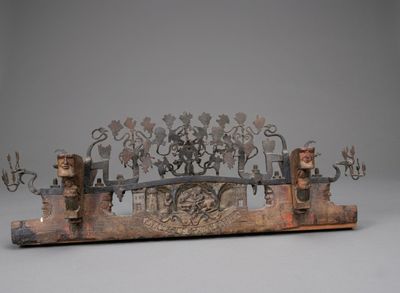 une photo représentant une sculpture d'un homme et d'une femme assis sur un banc