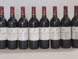 six bouteilles de vin rouge alignées sur une table
