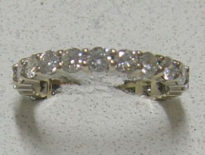 une photo d'une bague en diamant posée sur une table