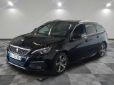 la voiture noire est garée sur un sol en damier dans le garage