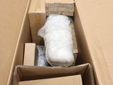 de nombreuses boîtes contenant des objets qui sont rangés dans une boîte