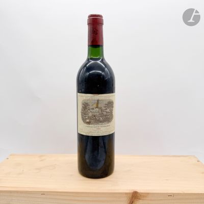une bouteille de vin posée sur un bloc de bois
