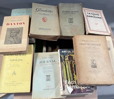 plusieurs vieux livres sont empilés sur une table