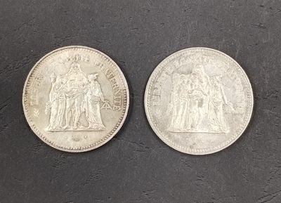 deux pièces d'argent, dont l'une représente un homme et une femme