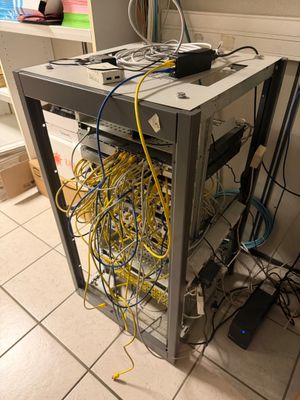 un rack sur lequel sont fixés de nombreux câbles, dans une pièce