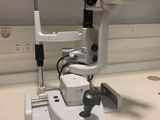 un gros plan d'un microscope posé sur une table
