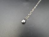 Collier avec une boule en argent sterling sur un fond noir