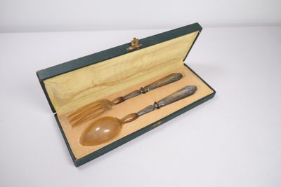 Couvert de service, manche en argent fourré, dans un coffret…