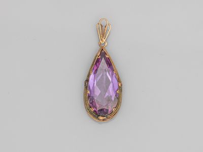 un pendentif en améthorate et or, orné d'un améthorate en forme de larme