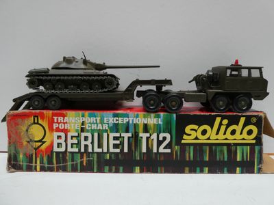 une boîte sur laquelle figurent un véhicule militaire miniature et un char d'assaut